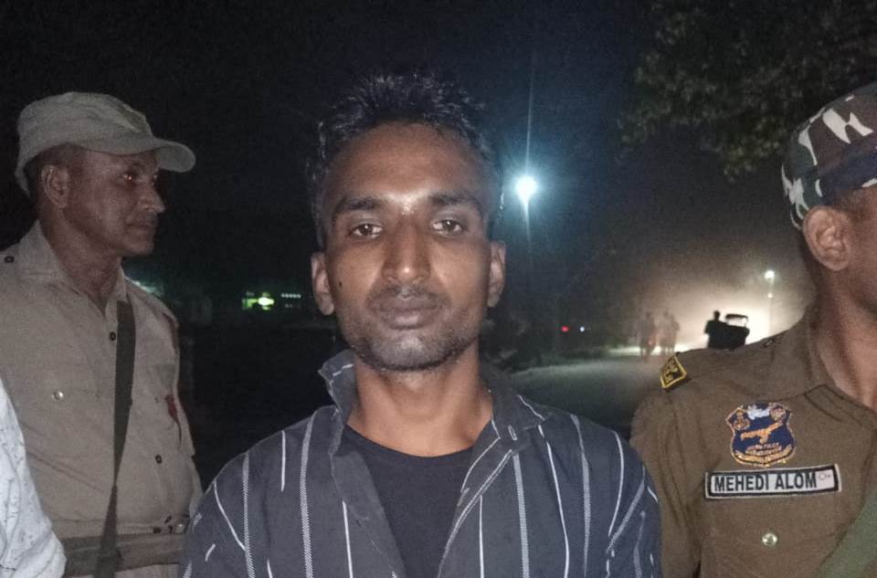 চাপৰত গ্ৰেপ্তাৰ যুৱক, হেলমেটৰ ভিতৰত কিদৰে কঢ়িয়াই আনিছিল নিচাজাতীয় টেবলেট?