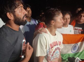Scuffle breaks out between wrestlers and Delhi police at Jantar Mantar