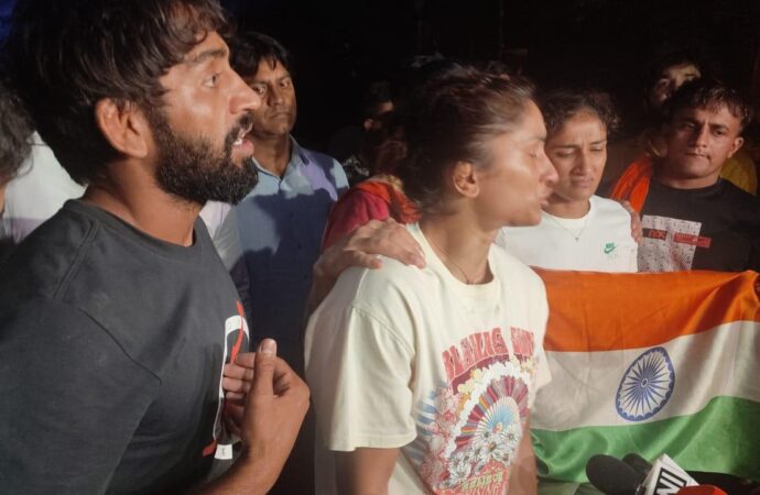 Scuffle breaks out between wrestlers and Delhi police at Jantar Mantar