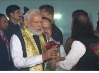 স্বদেশত প্ৰধানমন্ত্ৰীক ৰঙা গোলাপেৰে আদৰিলে বিজেপি নেতৃত্বই…