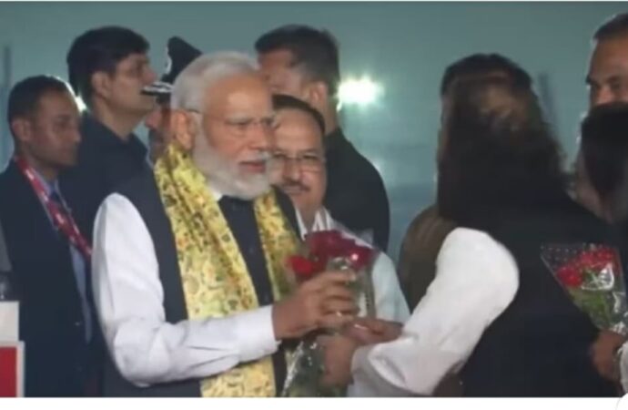 স্বদেশত প্ৰধানমন্ত্ৰীক ৰঙা গোলাপেৰে আদৰিলে বিজেপি নেতৃত্বই…