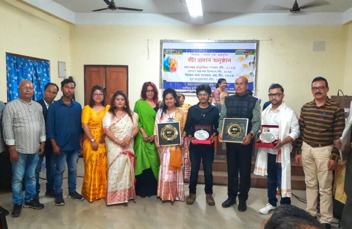 কটন কলেজৰ এলমনাই ভৱনত ‘স্পন্দন…শব্দৰ পৰা হৃদয়লৈ’ গোটৰ ২০২৩ বৰ্ষৰ বঁটা প্ৰদান অনুষ্ঠান