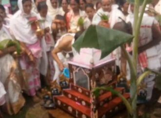 জামুগুৰিৰ গৰখীয়া থানৰ দৌল উৎসৱত ওখল-মাখল পৰিবেশ, দেখা গ’ল ধৰ্মধ্বজা উত্তোলনৰ নান্দনিক দৃশ্য