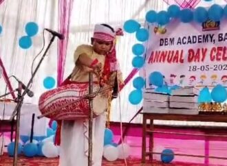 পঢ়া-শুনাৰ সমান্তৰালকৈ ঢোল বাদনৰ সাধনা বটদ্ৰৱাৰ ছাত্ৰ নিবিৰৰ