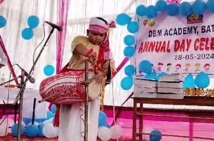 পঢ়া-শুনাৰ সমান্তৰালকৈ ঢোল বাদনৰ সাধনা বটদ্ৰৱাৰ ছাত্ৰ নিবিৰৰ