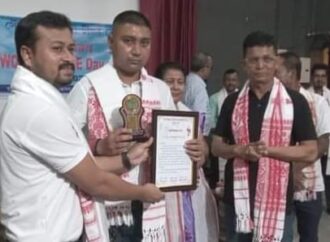 নগঞা প্ৰকৃতিপ্ৰেমী যুৱক ভাস্কৰ জ্যোতি বৰাক সৰ্পবন্ধু উপাধি প্ৰদান