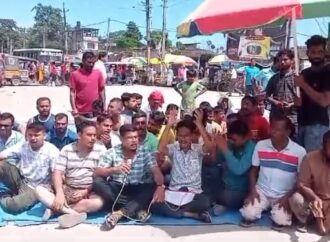 নগাঁৱৰ ধিঙত স্প্ৰে’ চোৰৰ সন্ত্ৰাস, আৰক্ষীৰ বিৰুদ্ধে উত্তাল প্ৰতিবাদ ক্ষুব্ধ জনতাৰ