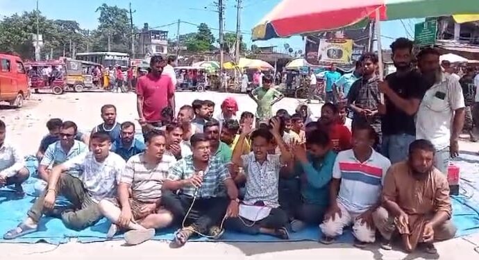 নগাঁৱৰ ধিঙত স্প্ৰে’ চোৰৰ সন্ত্ৰাস, আৰক্ষীৰ বিৰুদ্ধে উত্তাল প্ৰতিবাদ ক্ষুব্ধ জনতাৰ