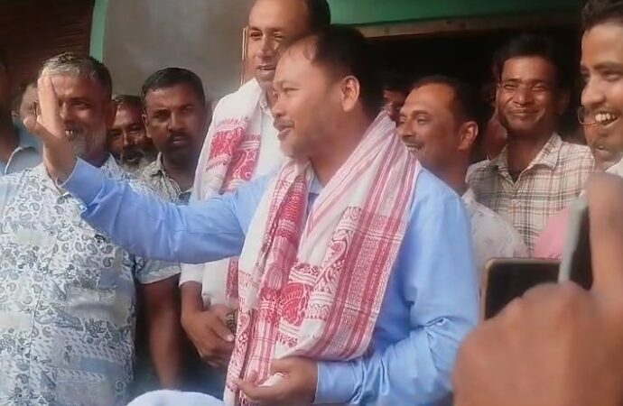 নগাঁৱত বানাক্ৰান্তৰ কাষত ৰাইজৰ দলৰ সভাপতি অখিল গগৈ, বুজ ল’লে বানাক্ৰান্তৰ সমস্যাৰ