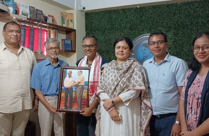 ফটোগ্ৰাফাৰ সুভময় ভট্টাচাৰ্যক সম্বৰ্ধনা ARMT-ৰ