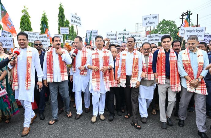 কংগ্ৰেছৰ অসম বিৰোধী মন্তব্যৰ প্ৰতিবাদত উত্তাল জাগীৰোড