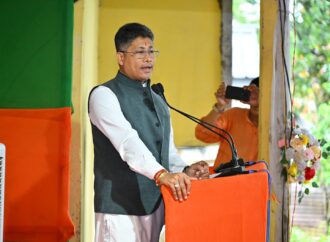 অসমে আজি প্ৰশাসনিক ক্ষেত্ৰখনত নতুন খোজ দি উন্নয়নৰ এক নতুন দিগন্তৰ দিশে ধাৱমান হৈছে: মন্ত্ৰী পীযুষ হাজৰীকা
