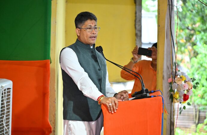 অসমে আজি প্ৰশাসনিক ক্ষেত্ৰখনত নতুন খোজ দি উন্নয়নৰ এক নতুন দিগন্তৰ দিশে ধাৱমান হৈছে: মন্ত্ৰী পীযুষ হাজৰীকা