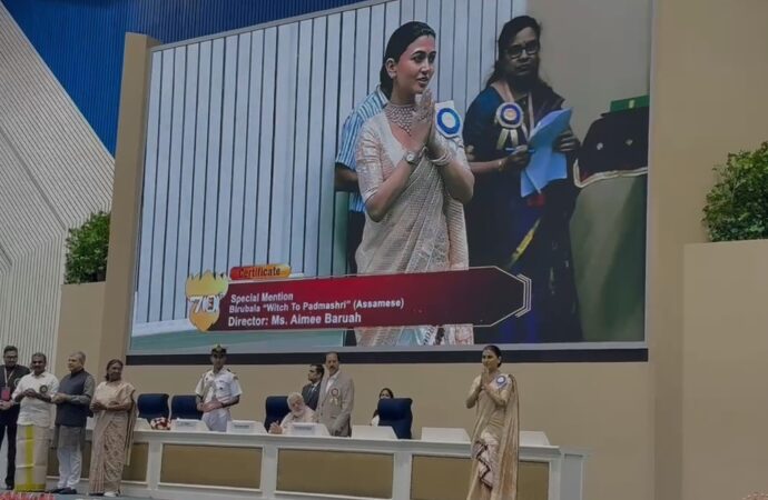 ৰাষ্ট্ৰীয় চলচ্চিত্ৰ বঁটা গ্ৰহণ অভিনেত্ৰী আইমী বৰুৱাৰ, ‘বিৰুবালা- উইটচ টু পদ্মশ্ৰী’-ৰ বাবে বিচাৰকৰ বিশেষ বঁটা গ্ৰহণ