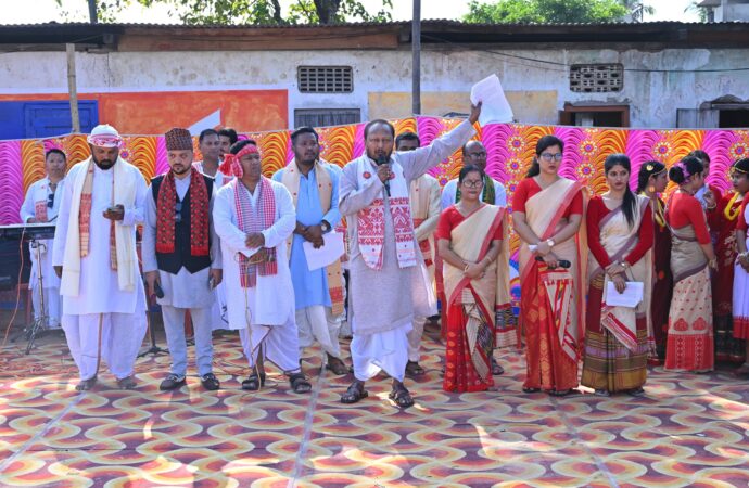 বিহালীত পদ্ম হাজৰিকাৰ নেতৃত্বত সুৰ বাহিনীৰ গীতে-মাতে ব্যতিক্ৰমী নিৰ্বাচনী প্ৰচাৰ