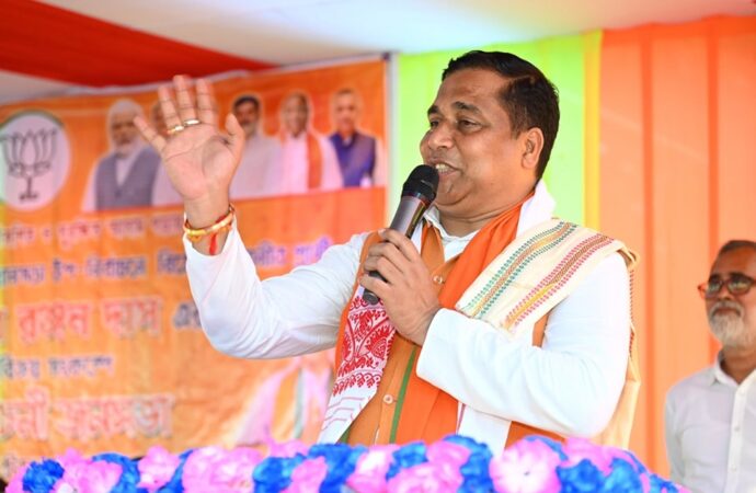 ‘আপোনালোক চৰকাৰৰ লগত থাকিলেহে, আপোনালোকৰ উন্নয়নমূলক কাম হ’ব’- মন্ত্ৰী জয়ন্ত মল্লবৰুৱা