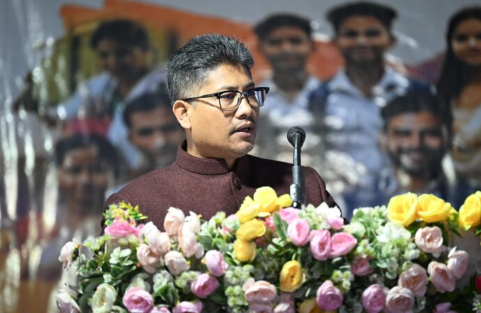 আমি লাখ লাখ পৰিয়ালক মাত্ৰ ১২টা দিনৰ ভিতৰত কিবা নহয় কিবা প্ৰকাৰে সহায় কৰি আহিছোঃ মন্ত্ৰী পীযুষ হাজৰীকা