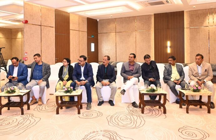 নতুনকৈ লাভ কৰা দপ্তৰ সন্দৰ্ভত বিভিন্ন সংবাদ গোষ্ঠীৰ জ্যেষ্ঠ সম্পাদক-সাংবাদিকৰে মন্ত্ৰী জয়ন্ত মল্লবৰুৱাৰ মতবিনিময়