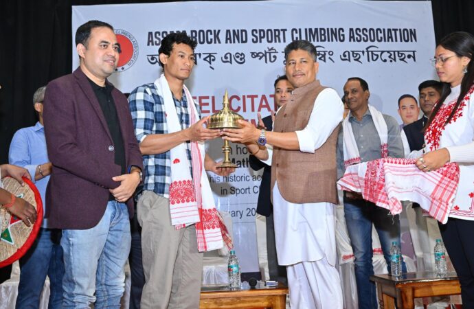আন্তঃৰাষ্ট্ৰীয় চেম্পিয়নশ্বিপত সফলতা অৰ্জন কৰা জন মেথিউ মাৰাকক অসম ৰক আৰু স্পৰ্ট ক্লাইম্বিং সংস্থা (ARSCA)ৰ হৈ সম্বৰ্ধনা জ্ঞাপন মন্ত্ৰী পীযুষ হাজৰীকাৰ