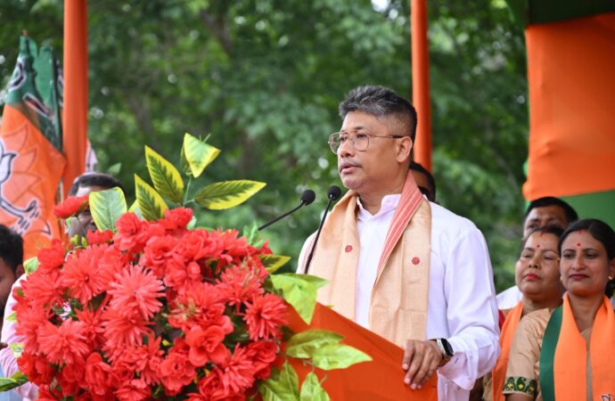টিকটৰ লগত এখন এখন দুৰ্নীতিৰ লাইচেন্স দিয়া কংগ্ৰেছক ভোট নিদিবলৈ আহ্বান মন্ত্ৰী পীযুষ হাজৰীকাৰ