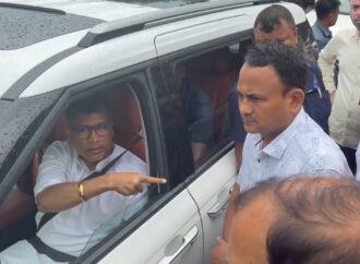 ছিপাঝাৰত দিমিলা নদীৰ মথাউৰিৰ নিৰ্মাণ কাম পৰিদৰ্শন কৰি খৰ্গহস্ত মন্ত্ৰী পীযুষ হাজৰীকা
