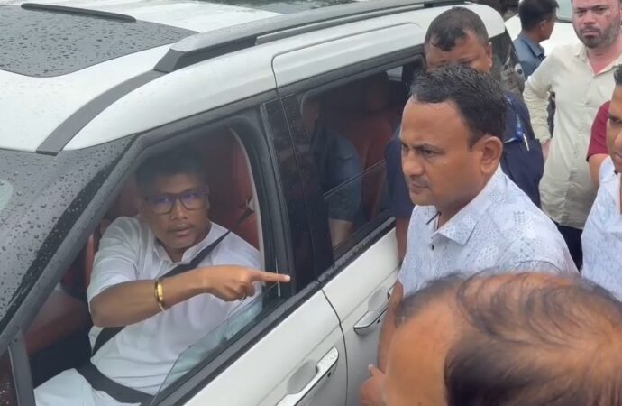 ছিপাঝাৰত দিমিলা নদীৰ মথাউৰিৰ নিৰ্মাণ কাম পৰিদৰ্শন কৰি খৰ্গহস্ত মন্ত্ৰী পীযুষ হাজৰীকা