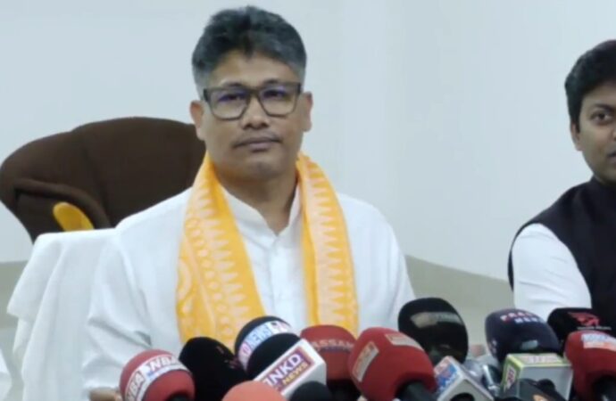 গৌৰৱ গগৈৰ দৰে তথাকথিত হিন্দুৱেহে গো-মাংস স্পৰ্শ কৰিব পাৰেঃ মন্ত্ৰী পীযুষ হাজৰীকা