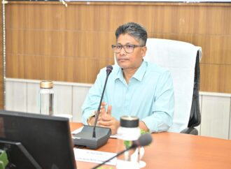 শোণিতপুৰৰ জিলা আয়ুক্তৰ কাৰ্যালয়ত চৰকাৰী আঁচনিৰ পৰ্যালোচনা বৈঠকত অভিভাৱক মন্ত্ৰী পীযুষ হাজৰীকা