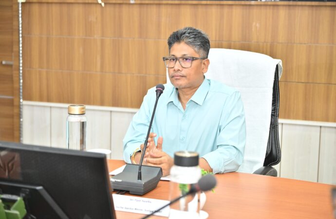 শোণিতপুৰৰ জিলা আয়ুক্তৰ কাৰ্যালয়ত চৰকাৰী আঁচনিৰ পৰ্যালোচনা বৈঠকত অভিভাৱক মন্ত্ৰী পীযুষ হাজৰীকা