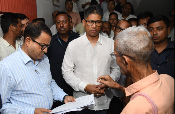 তেজপুৰত মাটিৰ দালালৰ বিৰুদ্ধে Spot Action মন্ত্ৰী পীযুষ হাজৰীকাৰ