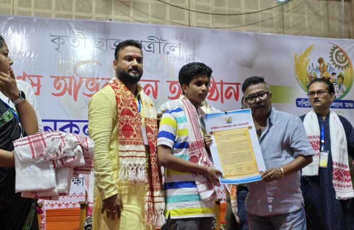 ছয়গাঁৱত ৫৩০ গৰাকী ছাত্ৰ-ছাত্ৰীক ‘সন্মিলিত জনকল্যাণ মঞ্চ’ৰ উদ্যোগত সম্বৰ্ধনা