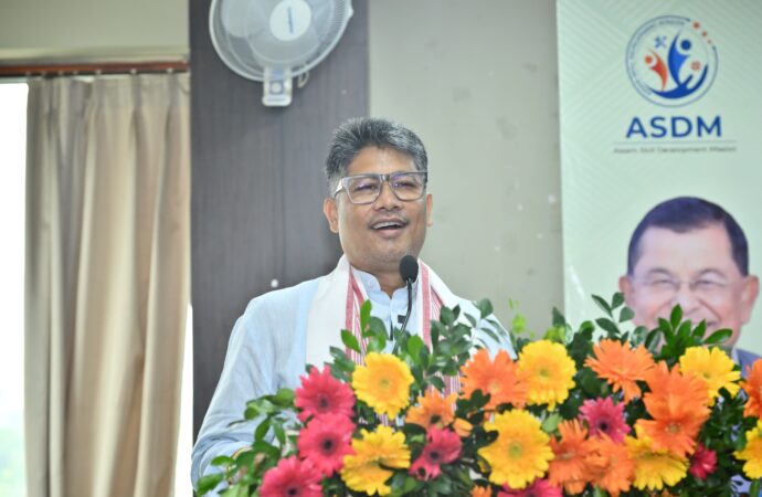 উত্তৰ-পূব দক্ষতা বিকাশ কেন্দ্ৰৰ অধীনত প্ৰশিক্ষণপ্ৰাপ্ত শিক্ষাৰ্থীক বিভিন্ন প্ৰতিষ্ঠানৰ পৰা লাভ কৰা নিযুক্তিৰ প্ৰস্তাৱ পত্ৰ বিতৰণ মন্ত্ৰী পীযুষ হাজৰীকাৰ