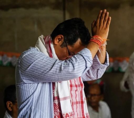 দলীয় কৰ্মীক ভয় কৰে সাংসদ গৌৰব গগৈয়ে