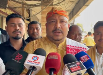 “নিৰ্বাচনৰ সময়ত আহিলে কংগ্ৰেছক গাঁৱৰ পৰা দৌৰাই দৌৰাই খেদাম।”: আটাছু কেন্দ্ৰীয় উপ-সভাপতি মনোজ গগৈ